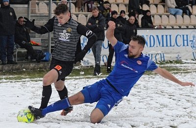Vojtech Cermus (links), der sich hier im vorangegangenen Heimspiel gegen Westerhausens Sebastian Hey behaupten will, brach gegen Ludwigsfelde die Auerbacher Elfmeter-Misere und traf zum 1:1. 