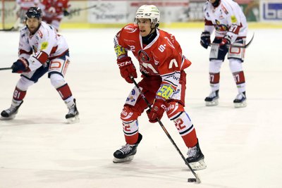 Tim Lutz - hier im Foto im Heimspiel am Freitagabend - sorgte am Sonntag für die einzige Strafzeit im gesamten Spiel beim Derby in Dresden.