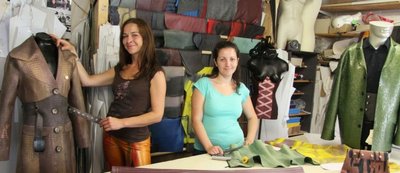 Designerin Constance Haugk (links) und Schneiderin Mandy Deitler