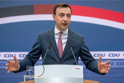 CDU-Generalsekretär Paul Ziemiak erklärt nach der Gremiensitzung der Partei im Konrad-Adenauer-Haus das weitere Vorgehen seiner Partei.