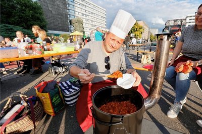 Rund 25 Teilnehmer zählte "Chemnitz grillt". Mario Hartmann vom Team "4 Tatzen" war mit von der Partie. Das Motto wurde nicht nur klassisch interpretiert: So gab es auch Chili con Carne. 