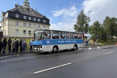 Der alte Ikarus-Bus pendelte zwischen den Bahnhöfen Reitzenhain und Krima.
