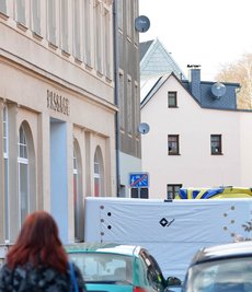 Zum Einsatz kam ein so genannter Sprungretter. Er misst fünf mal fünf Meter in der Fläche, ist etwa zwei Meter hoch und hier mit einer weißen Plane bespannt. Vor dem Einsatz wird der Sprungretter aufgeblasen und dann an Ort und Stelle abgesetzt. Genutzt wird er zur Rettung von Menschen, die aus bis zu 25 Metern Höhe herabzufallen drohen.