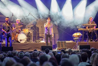 Mehr als 500 Gäste haben ein mitreißendes Konzert mit Schauspieler und Sänger Jan Josef Liefers und seiner Band Radio Doria am Freitagabend im Freiberger Schlosshof erlebt. Die Veranstaltung gehörte zu den Freiberger Sommernächten und begeisterte das Publikum einmal mehr. Die Spielfreude war den fünf Musikern während der zwei Stunden Konzert anzumerken, in denen sie ihr neues Programm vorstellten. Frontmann Jan Josef Liefers sang, plauderte und bezog das Publikum mit ein. Das wiederum zollte den Künstlern viel Beifall und sang bei bekannteren Titeln mit. Manch bangen Blick gab es gegen Ende der Veranstaltung in den Abendhimmel, doch die Besucher konnten trockenen Fußes den Schlosshof verlassen, bevor das Unwetter niederging. Am Mittwoch laden die Sommernächte zu Veikko Bartel ein, der aus seinem Buch "Mörderinnen & Mörder" liest.ar