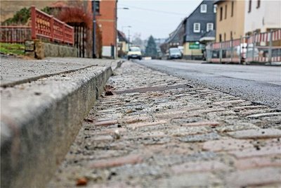 Dieses Pendelrinnen-Pflaster sorgte beim Gehwegbau in Jacob für große Wellen. 