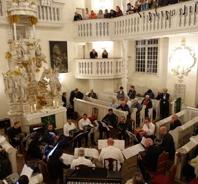 Zum Bandonion-Festival in Carlsfeld finden in der Trinitatiskirche des Ortes Konzerte statt. Das Bild entstand bei einem Festival in früheren Jahren. 
