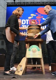 OB Constance Arndt schlug die Zapfarmatur ins Bierfass.