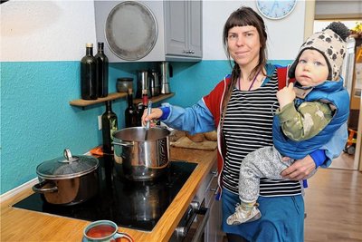 Anja und ihr Sohn Jonte haben für die Gäste die Minestrone noch einmal schön heiß gemacht. 