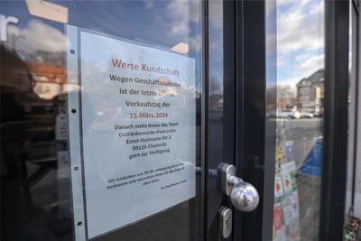 Auf einem Zettel an der Tür macht der Betreiber auf die Schließung der Postfiliale am 15. März aufmerksam und weist auf eine Alternative hin.
