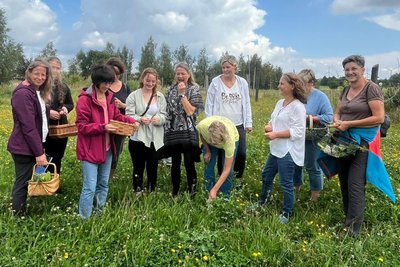 Zehn Frauen haben den Kräuterkurs in Penig besucht und sich über die Hausapotheke informiert.