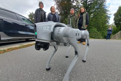 Mitglieder des Vereins Auf weiter Flur mit Roboterhund vor dem Augustusburger Lehngericht.