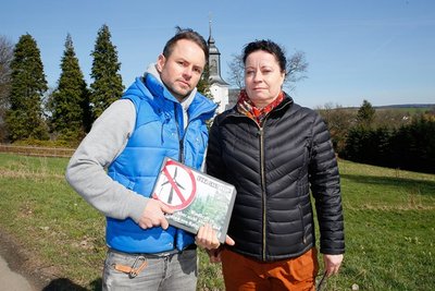 Julia Fromme und Patrick Strauch sammeln Unterschriften gegen Windkraftanlagen in Euba.