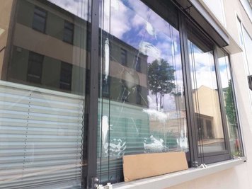 Kaputte Außenansicht: Unbekannte haben ein Fenster am Landratsamt in Plauen demoliert.