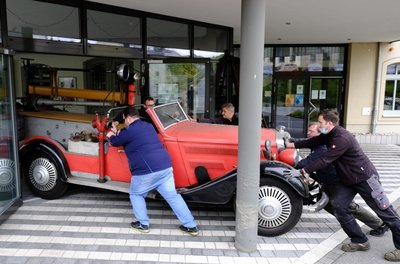 Um den Horch 500 Feuerwehrmannschaftswagen von 1931 in den Ausstellungspavillon der einstigen Horch-Fabrik und heutigen Awo-Zentrale in Reichenbach zu bugsieren, brauchte es Fingerspitzengefühl. 
