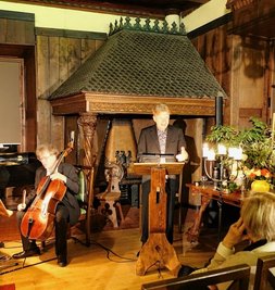 Marius Marx moderierte den Abend im Schloss Schlettau - innerhalbder Veranstaltungsreihe "Musik und Literatur im Rittersaal, die Musiker Matthias Bantay (l.) verantwortet.