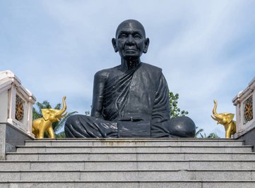 Buddha, Begründer des Buddhismus, hier als schwarze Statue in Phuket in Thailand verewigt.