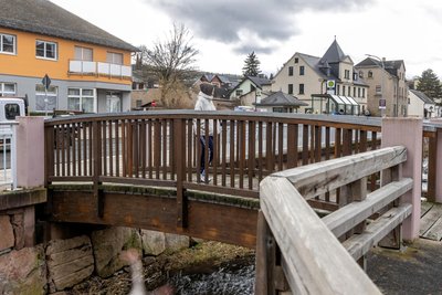 Alle sechs Holzbrücken im Ort erhalten ein zusätzliches Geländer. Hier im Bild Knoll‘s Brücke gegenüber der ehemaligen Sparkassen-Filiale.