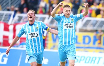 Torjubel nach dem Treffer zum 0:1 durch Torschütze Daniel Frahn (Chemnitz, rechts) vor Julius Reinhardt (Chemnitz)