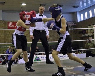 Ben Kramer (rechts) vom KSSV Zwickau dominierte seinen Finalkampf bei den Schülern gegen Rocco Knopf aus Bischofswerda. 