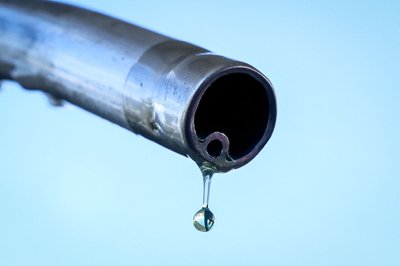 Tanken wird billiger - auf einen kräftigen Preisnachlass warten die Autofahrer bisher aber vergeblich. (Symbolbild)