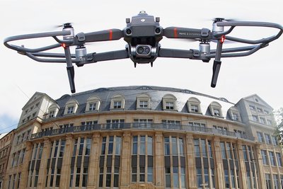 Das Landratsamt hat den angekündigten Kauf eines "Premium-Copters" in die Tat umgesetzt. Immerhin: Das Fluggerät kostete nicht die angegebenen 45.000 Euro, sondern 35.000 Euro. 