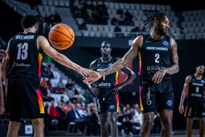Es geht nur gemeinsam: Jeff Garrett, Aher Uguak und Olivier Nkamhoua (von rechts) lieferten am vergangenen Mittwoch in Manisa ein starkes Spiel ab, verloren am Ende aber knapp. Am Dienstag soll die Serie auf 1:1 gestellt werden.