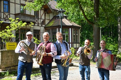 Die Nischlmusi aus Chemnitz 2024 bei einer Probe im Biergarten der Zeisigwaldschänke.