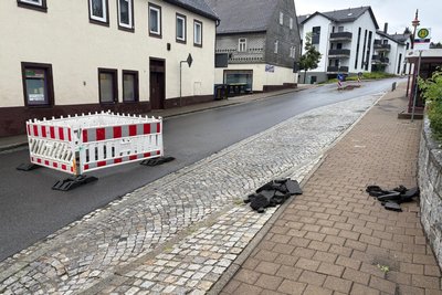 In Bernsbach muss eine Straße gesperrt werden, weil sie beim starken Regen unterspült wurde.