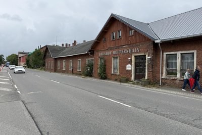 Der Bahnhof Reitzenhain hat schon bessere Zeiten gesehen. Am Wochenende konnten diese bei einem Fest wieder aufleben. Foto: Ingolf Wappler