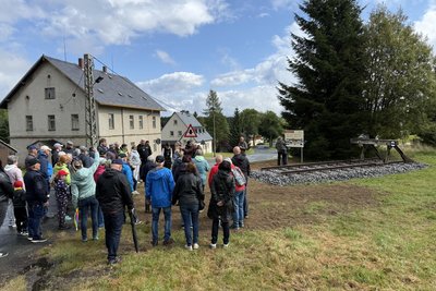 Die Führungen über den alten Bahnhof wurden von vielen Besuchern genutzt. Aus Anlass des Jubiläums wurde am Bahnhofskopf wieder ein kurzes Gleisstück verlegt. Foto: Ingolf Wappler