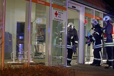 Helfer der Feuerwehr gaben nach der Sprengung den Hinweis zur Zündvorrichtung, an der eine DNA-Spur gefunden wurde. 