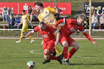 Der FC 1910 Lößnitz – am Ball Zweifachtorschütze Nico Seifert (l.) und Eric Zenner  (r.) - hat gegen Radefeld drei Punkte erkämpft.