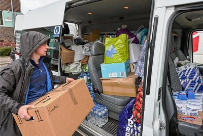 Vielerorts, wie auf diesem Foto, werden derzeit Hilfstransporte für die Ukraine zusammengestellt. Der Verein Colorido in Plauen will diesem Beispiel folgen und noch in dieser Woche selbst einen Transporter packen. 