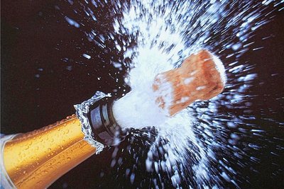 Der immense Druck in der Champagnerflasche sorgt dafür, dass der Korken mit Wumms aus dem Hals schießt. 