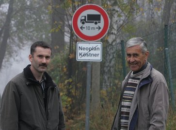 
              <p class="artikelinhalt">Die Thiergartener Einwohner Thomas und Rolf Spinnler wussten sich keinen anderen Rat mehr, als unter das offizielle Verkehrsschild einen zusätzlichen Hinweis zu montieren. Mehrere Telefonate in die Plauener Stadtverwaltung hatten zuvor ins Nichts geführt - ähnlich einem Lastwagen mit falschem Navi. </p>
            
