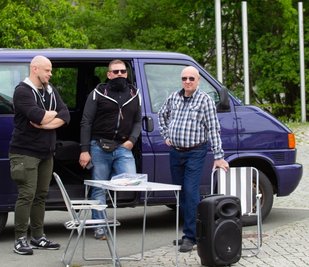 Einladung zum Picknick: Am Pfingstmontag rief Thomas Kaden (rechts) bei einer seiner Demos am Wendedenkmal seine Anhänger zum gemeinschaftlichen Kuchenessen im Freien auf. Unterstützung bei der Technik lieferte Rechtsextremist Tony Gentsch vom Dritten Weg (Mitte). 
