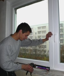 
              <p class="artikelinhalt">Neue Fenster und Balkontüren für die Wohnungen im Neubaugebiet: Jochen Rehse von der Zimmerei Wolf war am Dienstag in der Dr.-Otto-Just-Straße bei Familie Sörgel aktiv. Bislang läuft alles glatt. </p>
            