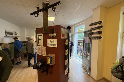 Eine Ausstellung präsentierte viele Relikte der früheren Bahn, außerdem Modelle von Bahnhöfen und zahlreiche Informationen. Foto: Ingolf Wappler