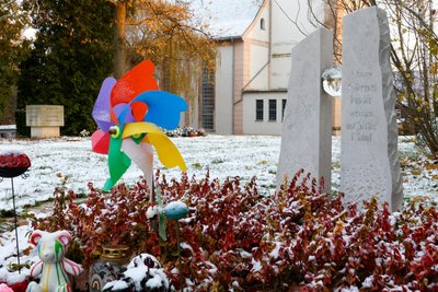 Die Gedenkstätte für Sternenkinder auf dem Oberlungwitzer Friedhof.