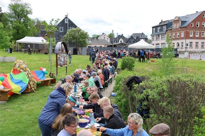 Mehr als 200 Personen saßen an der Picknicktafel von Auerbach.