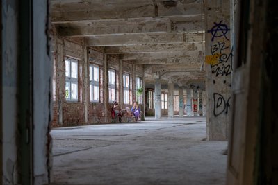 Große Räume für große Kunst im Krankenhaus am Rande der Stadt.