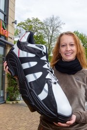 Anja Pohlink, Geschäftsführerin des Plauener Schuhhauses Kreher, bietet Schuhe in großen Größen an - ab heute wieder ohne vorherige Terminanmeldung. 