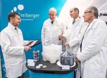 David Federmann (2. v. r.) begrüßte als Vertreter der israelischen Eigentümer am 1. April 2022 Sachsens Ministerpräsident Michael Kretschmer (l.) in der Freiberger Compound Materials GmbH. An seiner Seite Geschäftsführer Michael Harz (r.) und Technikchef Stefan Eichler.