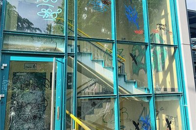 Zahlreiche Scheiben und die Eingangstür am Parkhaus Park des Friedens sind beschädigt worden.