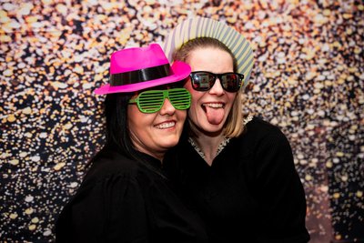 Ladies Shopping Night in Freiberg: Peggy Morgenstern und Julia Schneider posieren mit Spaß in einer Fotobox.
