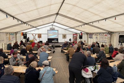 Das Festzelt war bei allen Programmpunkten des Bahnfestes gut gefüllt. Foto: Ingolf Wappler