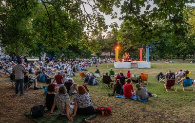 Auch 2019 hatte der Parksommer zahlreiche Menschen in den Stadthallenpark gelockt.