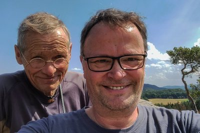 Selfie von Peter Brunnert (re.) und Bernd Arnold auf dem Gipfel. Bernd Arnold selbst besitzt gar kein Handy.
