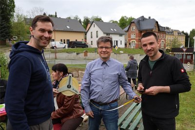 Pfarrer Frank Trommler, Bürgermeister Horst Kretzschmann und Walther Kehrer (von links) haben die Tafel vermessen.