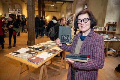 Antje Heubach war einst Mathematikerin, hat sich aber ganz dem Handwerk der Buchbinderei verschrieben.